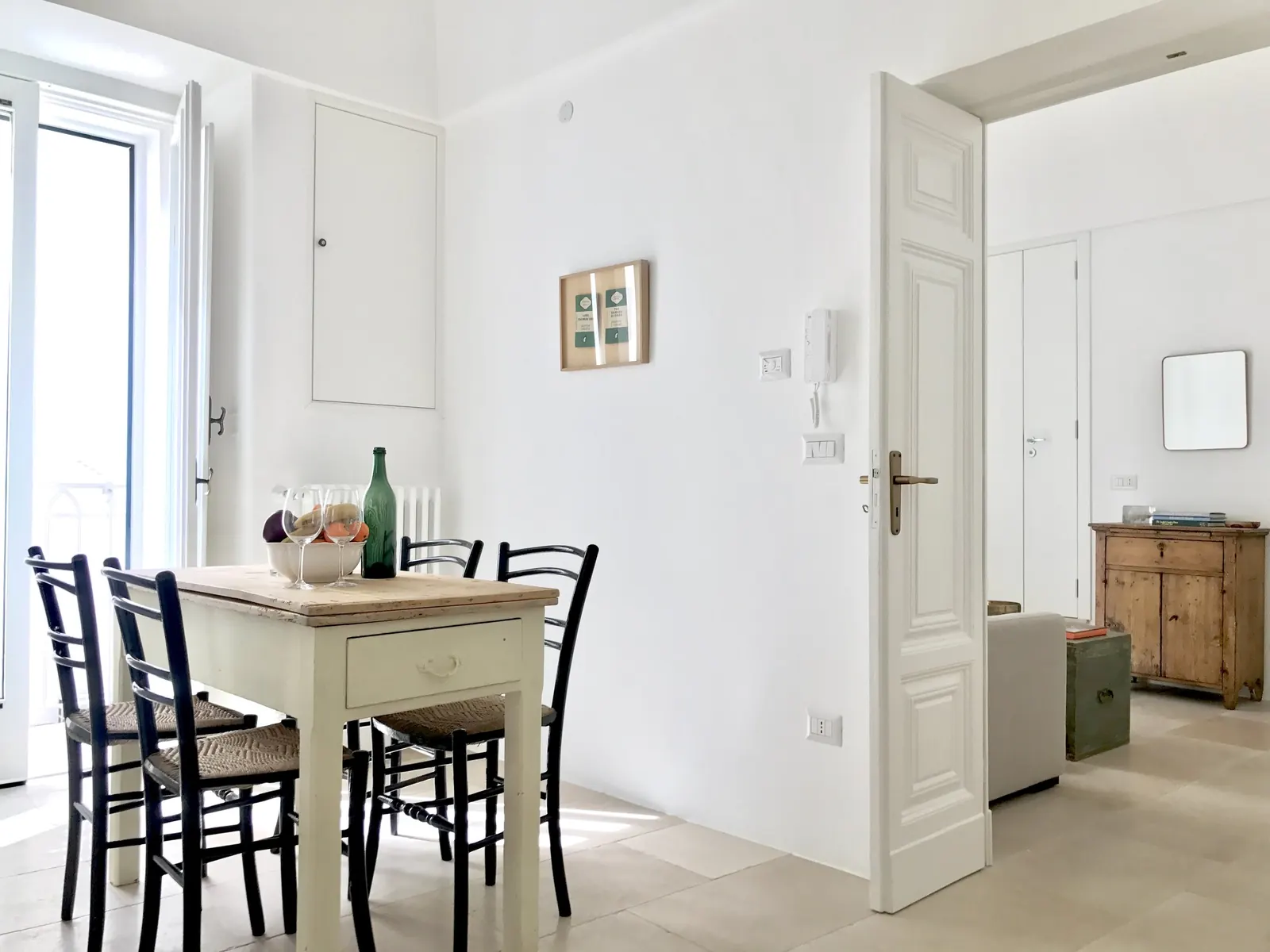 Casa Mima kitchen with a dining table by the window